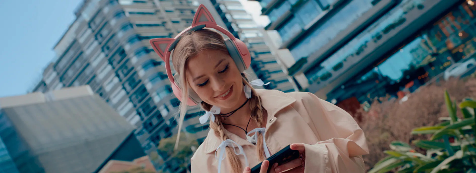 Razer Gaming Headset Kraken Kitty V2 Bluetooth Chroma RGB with Boom Mic Dual Mic Noise Cancelling Quartz - product image 4 of 5